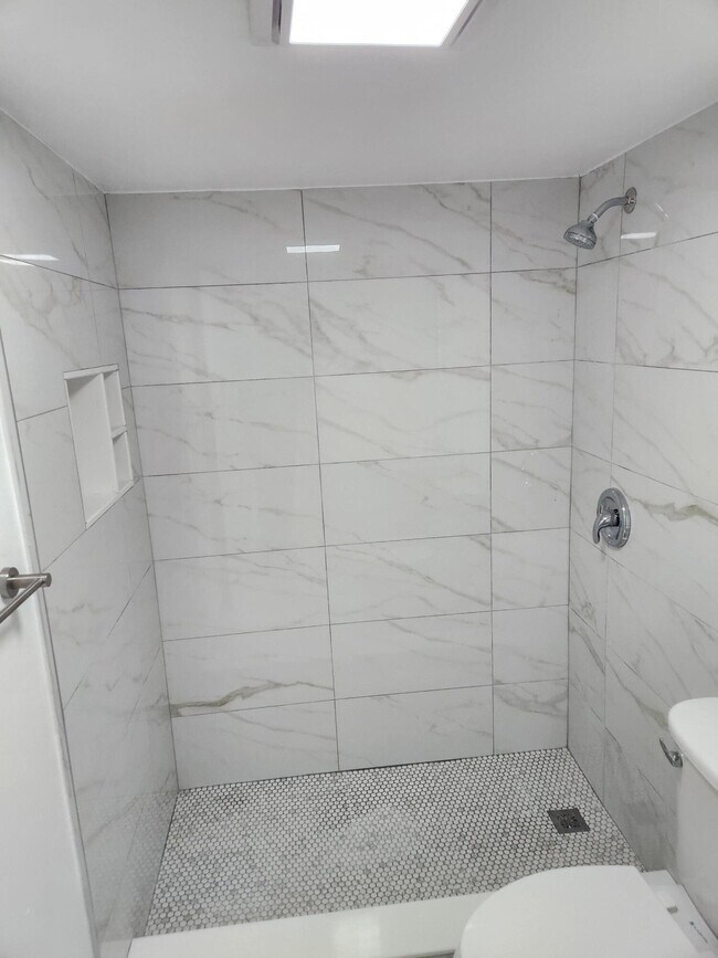 Building Photo - 600 Village Green Ct