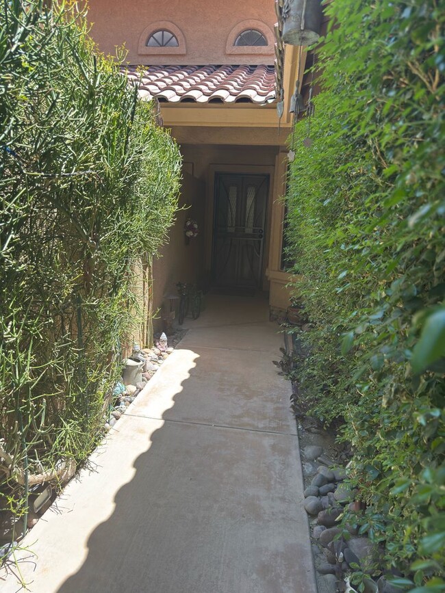 Building Photo - Woodhaven CC - Unfurnished 3br - Long Term