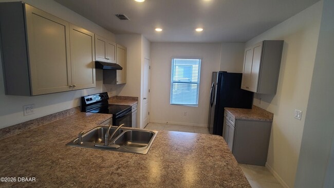 Building Photo - 550 Armoyan Wy