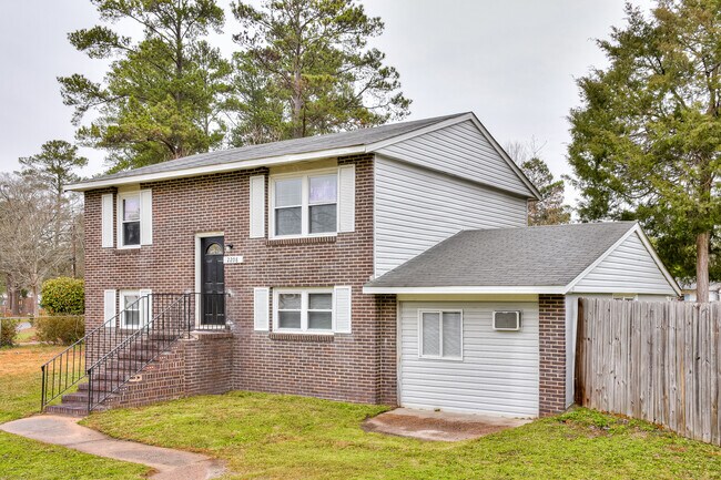 Building Photo - 2208 Bungalow Rd