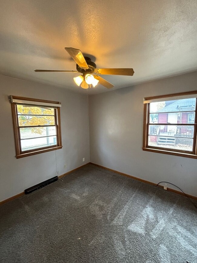Building Photo - 2 Bedroom, 1 bathroom home in Waterloo