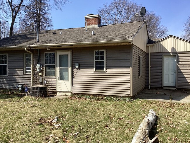 Building Photo - 2 Bedroom Single Family Home