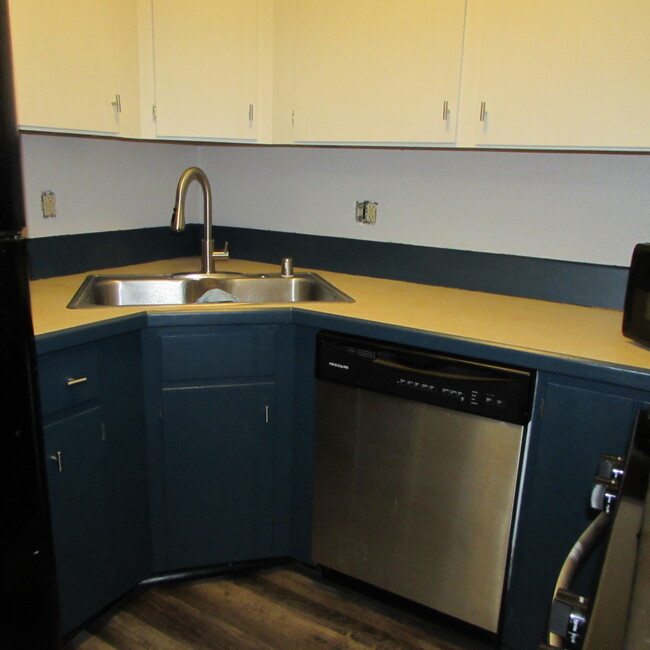 Kitchen Faucet and dishwasher - 3565 N Tamar Rd