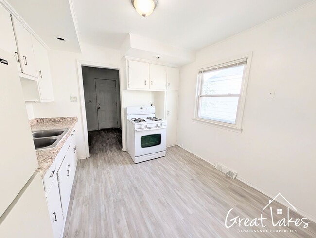 Building Photo - Cozy 4 Bedroom 1 Bathroom now available fo...