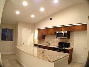 Building Photo - 3 Bed, 2 Bath. Hardwood floors, quartz cou...