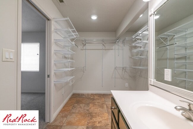 Building Photo - Spacious 3 Bedroom Single-Level Home in Bloomington Hills