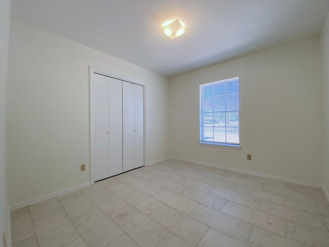 Building Photo - 5012 Salem Dr