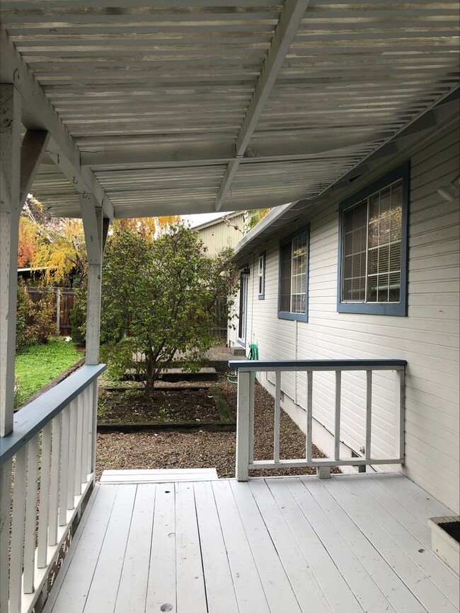 Building Photo - 3 Bedroom 2 Bath Single Family Home