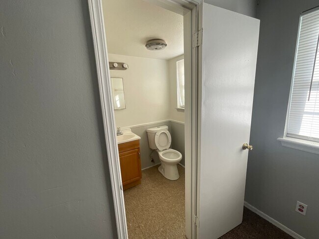 Building Photo - 3 bed. 1.5 bath 2 living areas