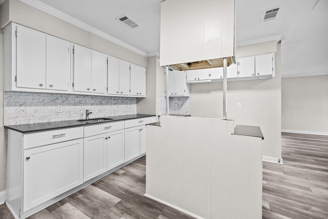 Building Photo - Charming 4 Bedroom, 2 Bathroom house