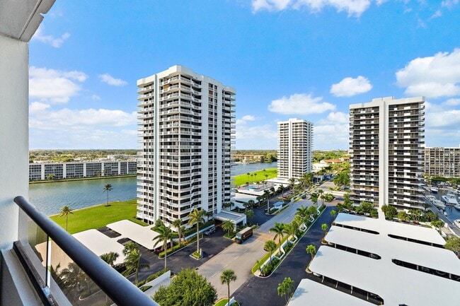 Building Photo - 100 Lakeshore Dr