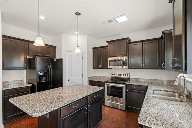 Building Photo - 1407 Red Hill Dr