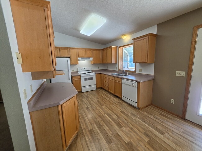 Building Photo - 4 Bedroom 2 Bathroom Home on 5 Acres with Shop, New Deck & Attached Garage
