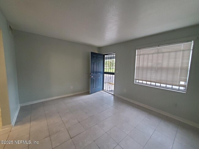 Building Photo - 2840 Cook St