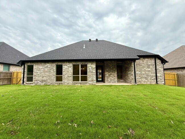 Building Photo - Beautiful and Spacious 3-Bedroom, 2-Bath R...