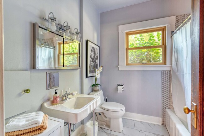 Building Photo - 2034 NE Flanders St