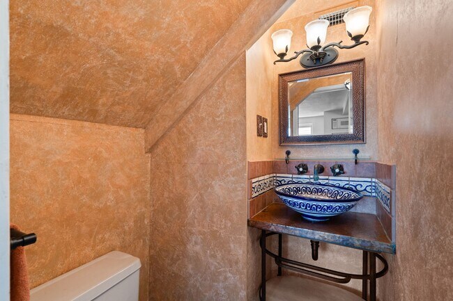 Building Photo - 611 Church St