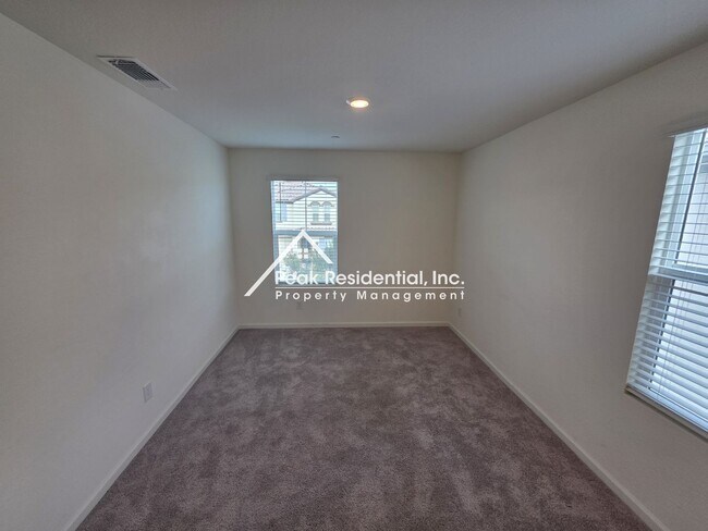 Building Photo - Only 2 years new. 3-bedrooms in Elk Grove