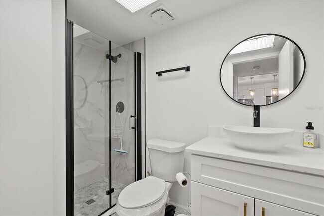 Building Photo - 255 The Esplanade N