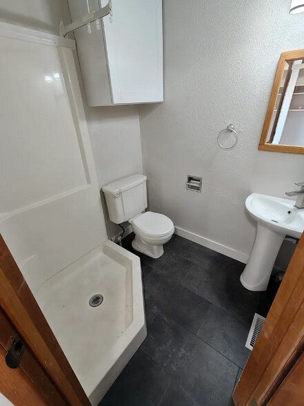 Building Photo - 405 NW Lewisburg Ave