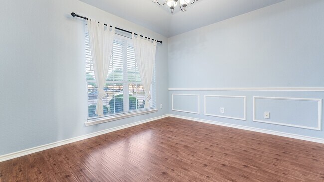 Building Photo - 525 Mustang Ridge Dr