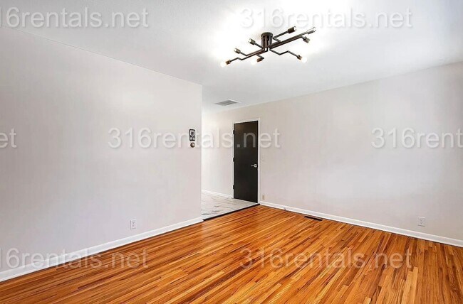 Building Photo - $1795 - 4 bed 2 bath - Single Family Home