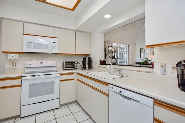 Building Photo - 709 Vista Lago Cir N