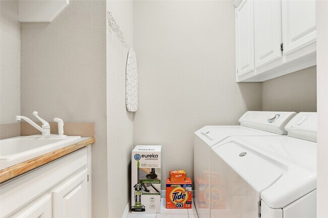 Building Photo - 118 W Greenbriar Ln