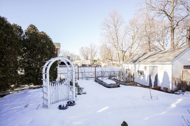 Building Photo - 40 Lealand Ave