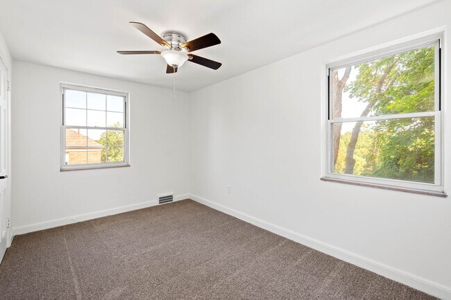 Building Photo - AVAILABLE JULY 1ST!! Don't miss this STUNNING 3 bedroom!