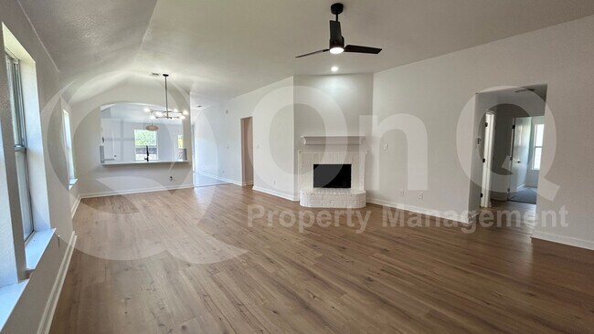 Building Photo - 1028 Aviary Dr