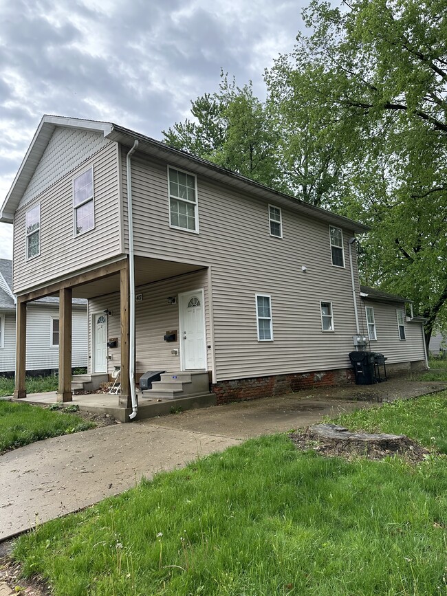 Side View of the House - 407 E Jackson St