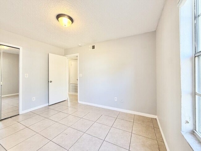 Building Photo - 2723 N Poinciana Blvd