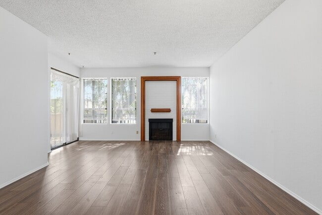 Building Photo - 2559 Plaza del Amo