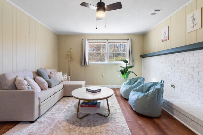 Building Photo - 710 SE Maynard Rd