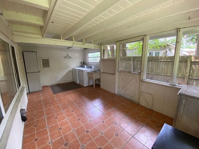 Building Photo - 311 Altaloma Ave