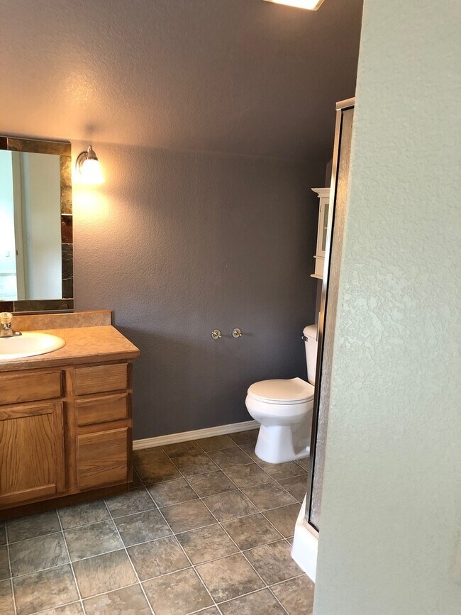 Building Photo - 2521 Stratford Ln