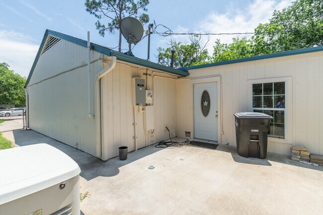 Building Photo - 1737 S Park