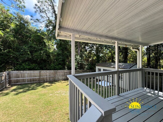 Building Photo - Stunning South Crestview Home with many Custom Details!