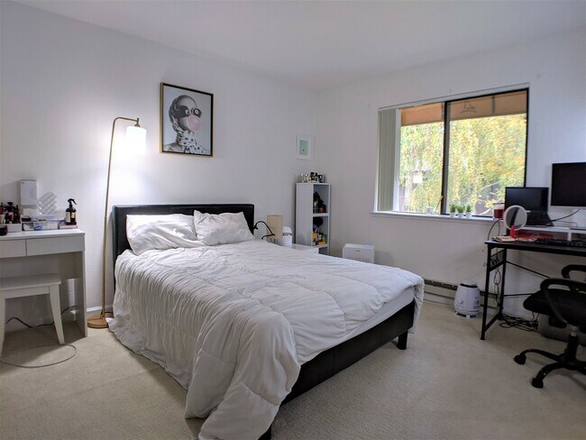 Building Photo - 2250 Monroe St