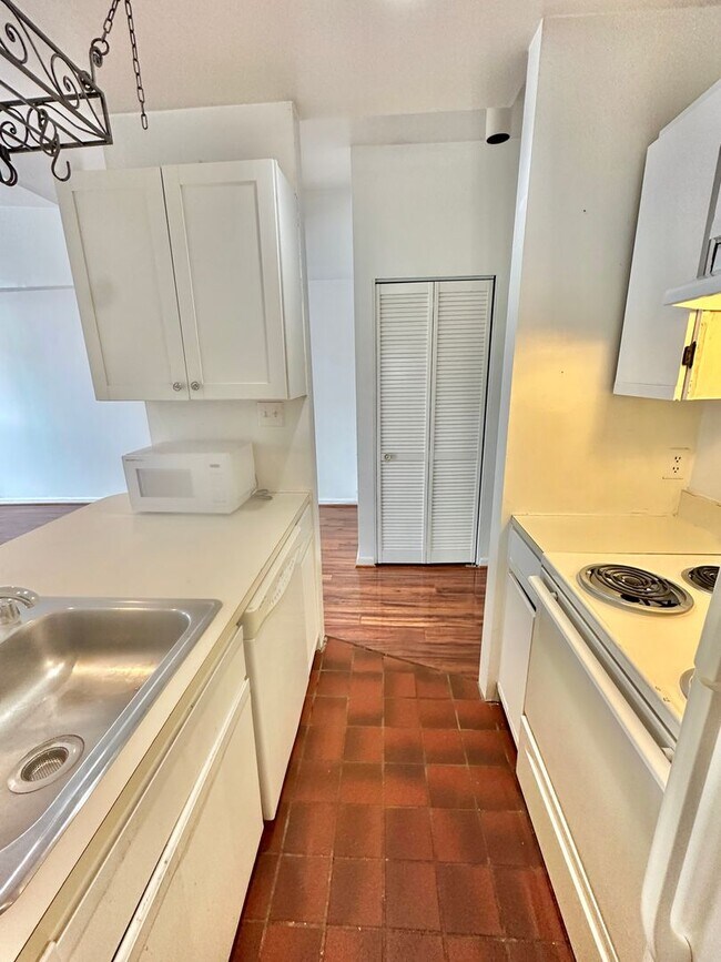 Building Photo - 2052 -Loukas