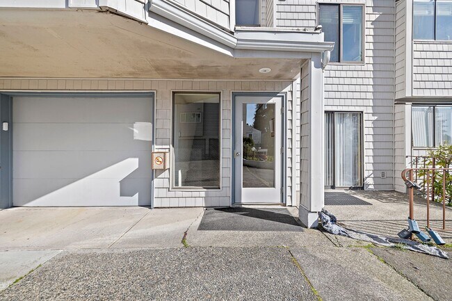Building Photo - Amazing 2bed/1.5bath Condo Unit with Private Balcony in Meridian Park!