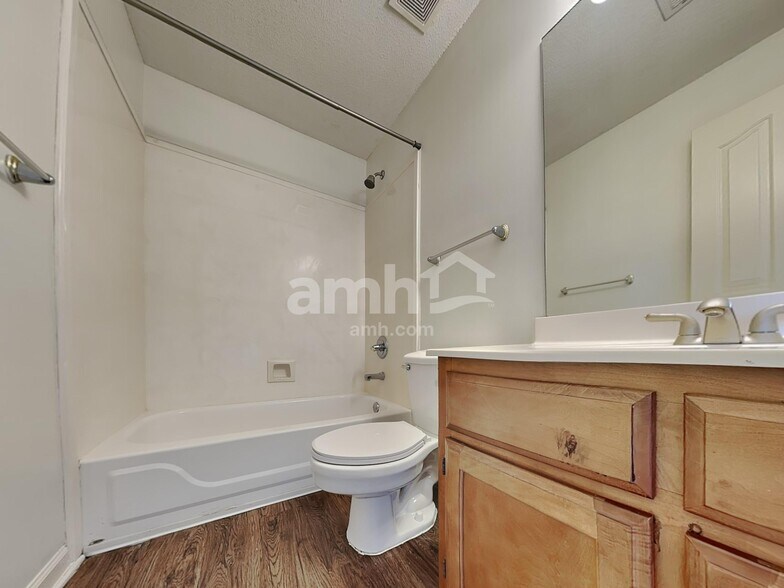 Building Photo - 1015 Warwick Pl