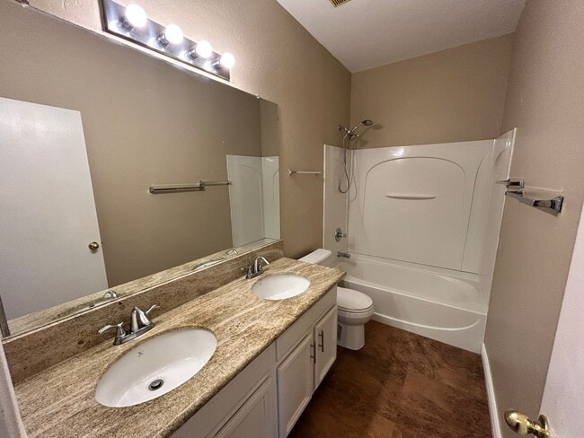 Building Photo - 3 Bed / 2 Bath with No Carpet & Split Floo...