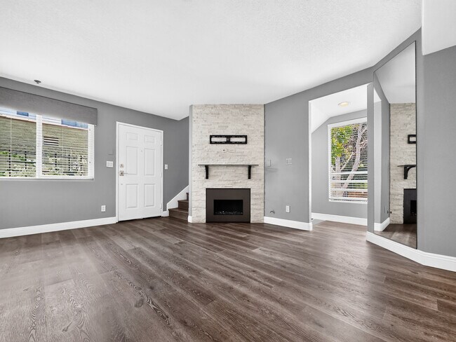 Building Photo - 1154 N Sycamore Ave