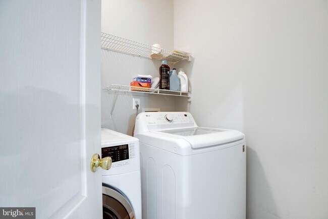 Building Photo - 8069 Gatehouse Rd