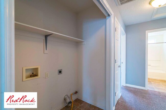 Building Photo - Dog Friendly - 3 Bedroom, 2 Bathroom Prope...