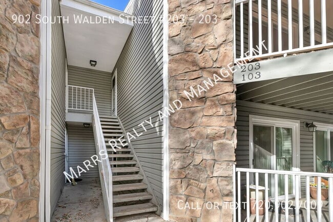 Building Photo - 902 S Walden St