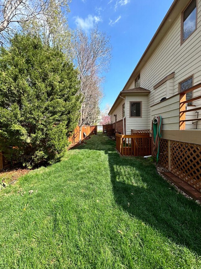 Building Photo - Spacious Garden-level Condo with Kitchenet...