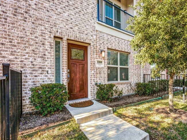 Building Photo - Rooftop Evenings, 3 bedroom 3 bath Condo. ...